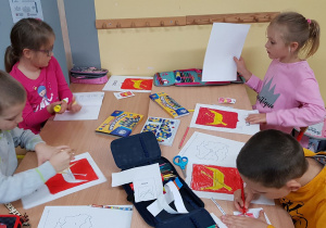 Uczniowie kolorują herb Łodzi